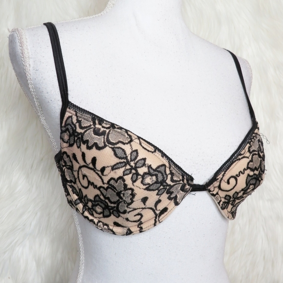 Pamela Anderson Bra - Picture 1 of 3